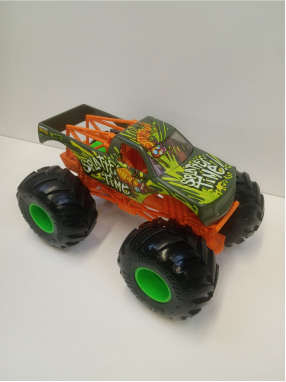Hot Wheels monster truck platter time 1:24 scale green orange black tires